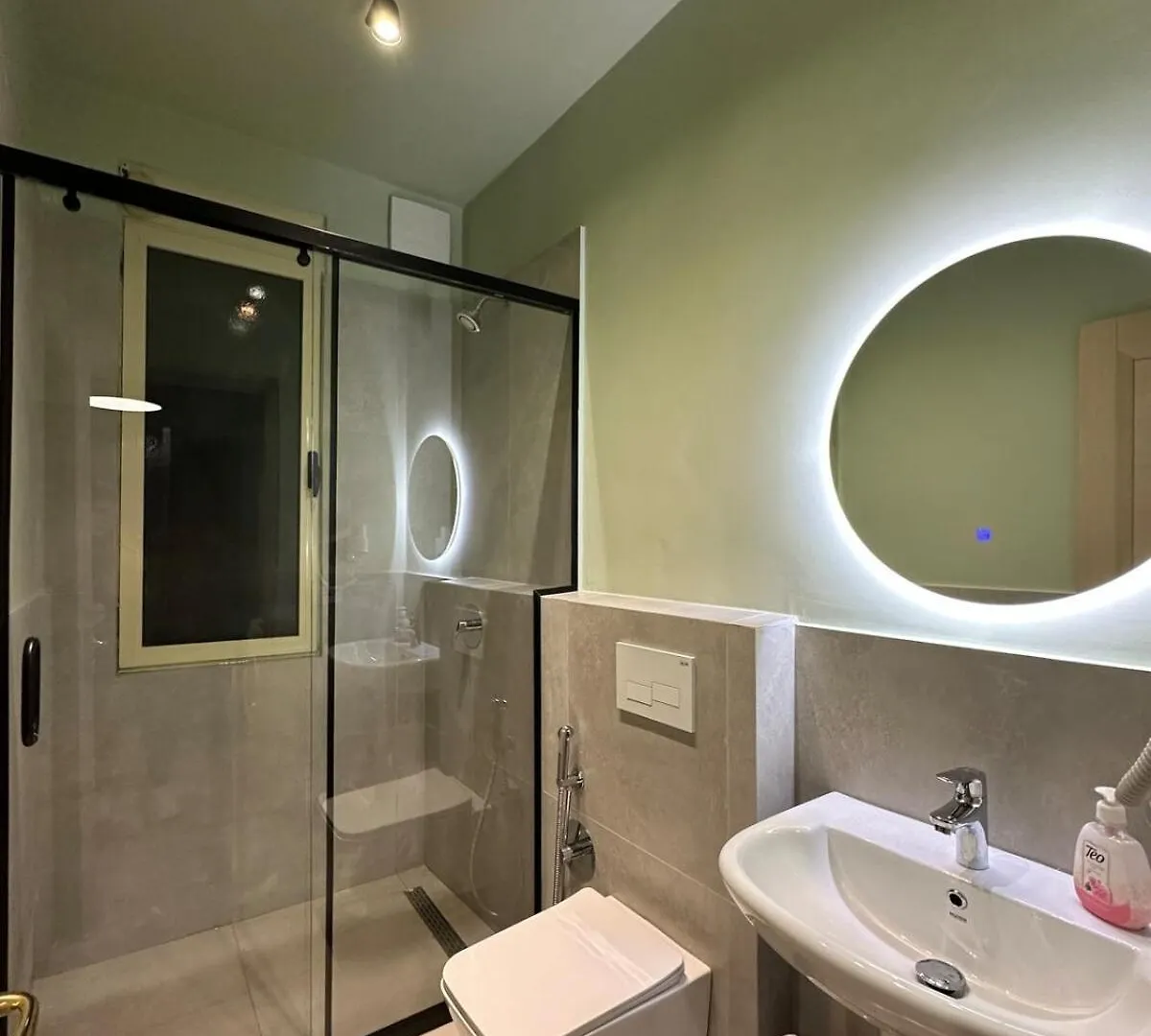 Compact Studio Chic Design Tirana